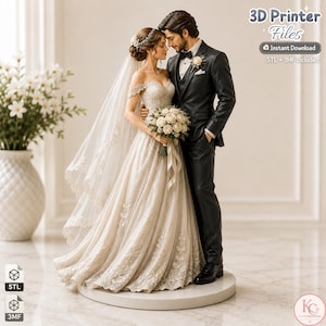 Op de afbeelding: Een 3D-geprint beeldje van een bruid en bruidegom die samen staan. De bruid draagt een kanten jurk met blote schouders en een lange sluier, en houdt een boeket vast. De bruidegom draagt een zwart pak met een gilet en corsage. Tekst: 3D Printer Files.