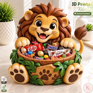 Puede incluir: Un cuenco con forma de león impreso en 3D que presenta un león sonriente con melena marrón, sosteniendo un recipiente con textura de madera lleno de dulces variados como KitKat, Snickers y Kinder Bueno. La base está decorada con hojas verdes.