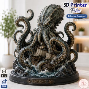 Può includere: Un file per stampa 3D da scaricare digitalmente che raffigura una scultura dettagliata di un kraken con pelle verde scuro testurizzata e occhi gialli, che avvolge i tentacoli attorno a un veliero in legno tra le onde, su una base nera con KRAKEN.