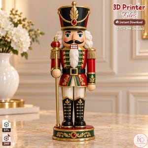 Peut inclure: Une figurine de casse-noisette avec un chapeau noir orné d'une feuille dorée, un uniforme rouge et vert avec des bordures dorées et une barbe blanche. La figurine tient un bâton doré sur un socle circulaire. Texte : 3D Printer Files, Instant Download, STL + 3MF Included.