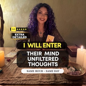 Puede incluir: Una persona con cabello rizado morado sentada ante una mesa con cartas de tarot, un cuenco de cristales y velas. El texto superpuesto dice 5.0 EXTRA DETAILED, I WILL ENTER THEIR MIND UNFILTERED THOUGHTS y SAME HOUR - SAME DAY, para un servicio.