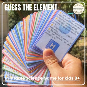 Könnte beinhalten: Ein Fächer aus Lernkarten mit dem Titel GUESS THE ELEMENT, bestehend aus weißen Karten mit bunten Rändern. Jede Karte zeigt ein Glühbirnensymbol, ein wissenschaftliches Rätsel und ein blaues Quadrat mit dem Elementsymbol H für Wasserstoff.