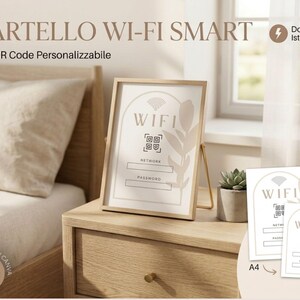 Può includere: Un cartello Wi-Fi beige e bianco incorniciato con la parola "WIFI" in alto, un codice QR e campi per la rete e la password. Il cartello è su un comodino di legno accanto a una piccola pianta. Sono esposti anche cartelli A4 e A5 aggiuntivi.