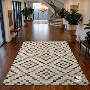 Può includere: Un tappeto rettangolare caratterizzato da un design geometrico patchwork composto da piccole tessere quadrate in varie tonalità di crema, beige, marrone chiaro e marrone scuro. Il motivo consiste in forme a rombo ripetute dalla disposizione dei colori.