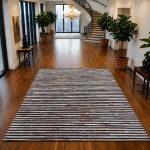 Alfombra de cuero con estampado de rayas negras y grises, con pelo sobre piel, de 1,5 x 2,4 m (5 x 8 pies), hecha a mano. Alfombra de pasillo/área.