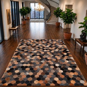 Alfombra de cuero con estampado hexagonal de pelo en tonos marrón claro y marrón oscuro, 5 x 8 pies, hecha a mano. Alfombra de pasillo/área.
