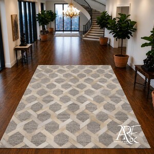 Alfombra de cuero jacquard hexagonal con pelo en color marfil y plata, 152 x 244 cm (5 x 8 pies), hecha a mano.