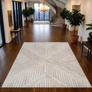 Silberner und elfenbeinfarbener Lederteppich mit diagonalem Streifenmuster aus Fellimitat, 152 x 244 cm, handgefertigter Läufer/Teppich