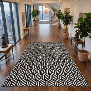 Puede incluir: Una alfombra rectangular con un patrón geométrico repetitivo de formas hexagonales entrelazadas en blanco y negro. La alfombra está colocada sobre un suelo de madera oscura en un gran pasillo con plantas, mesas auxiliares y una escalera.