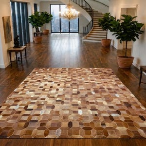 Tappeto in pelle marrone chiaro con motivo a patchwork esagonale, dimensioni 5 x 8 piedi, realizzato a mano.