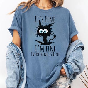 Comfort Colors® Det är bra, jag mår bra, allt är bra, svart kattskjorta, söt svart katt-t-shirt, sarkasm-t-shirt, rolig katt-t-shirt, rolig present till kattälskare