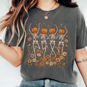 Pumpaskelettskjorta, Halloweenskelettskjorta, dansande skelett-t-shirt, läskig säsongskjorta, söt pumpahuvudskjorta, höstblommig Halloween-t-shirt bild 13