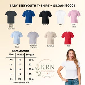 Puede incluir: Una carta de colores de camisetas juveniles Gildan 5000B con nueve colores s&oacute;lidos: gris oscuro jaspeado, azul real, negro, blanco, rosa claro, azul claro, gris deportivo jaspeado, natural y rojo. Incluye una tabla de tallas con ancho y largo en pulgadas.