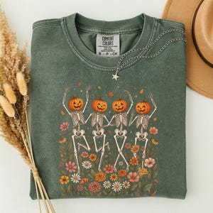 Pumpaskelettskjorta, Halloweenskelettskjorta, dansande skelett-t-shirt, läskig säsongskjorta, söt pumpahuvudskjorta, höstblommig Halloween-t-shirt bild 3