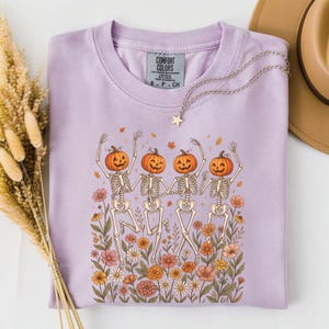 Pumpaskelettskjorta, Halloweenskelettskjorta, dansande skelett-t-shirt, läskig säsongskjorta, söt pumpahuvudskjorta, höstblommig Halloween-t-shirt bild 9