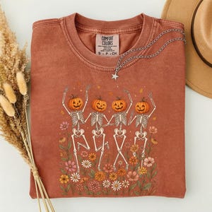Pumpaskelettskjorta, Halloweenskelettskjorta, dansande skelett-t-shirt, läskig säsongskjorta, söt pumpahuvudskjorta, höstblommig Halloween-t-shirt bild 2