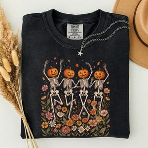 Pumpaskelettskjorta, Halloweenskelettskjorta, dansande skelett-t-shirt, läskig säsongskjorta, söt pumpahuvudskjorta, höstblommig Halloween-t-shirt bild 10