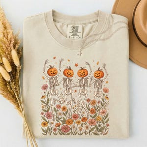 Pumpaskelettskjorta, Halloweenskelettskjorta, dansande skelett-t-shirt, läskig säsongskjorta, söt pumpahuvudskjorta, höstblommig Halloween-t-shirt bild 1