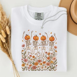 Pumpaskelettskjorta, Halloweenskelettskjorta, dansande skelett-t-shirt, läskig säsongskjorta, söt pumpahuvudskjorta, höstblommig Halloween-t-shirt bild 8
