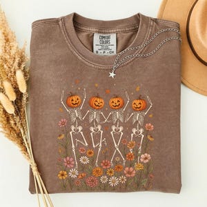 Pumpaskelettskjorta, Halloweenskelettskjorta, dansande skelett-t-shirt, läskig säsongskjorta, söt pumpahuvudskjorta, höstblommig Halloween-t-shirt bild 5