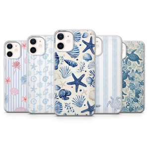 Op de afbeelding: Vijf telefoonhoesjes met zeethema's. De hoesjes hebben patronen van schelpen, zeesterren en schildpadden in blauw en wit. Sommige hoesjes hebben verticale strepen, andere een herhalend patroon van zeeleven.