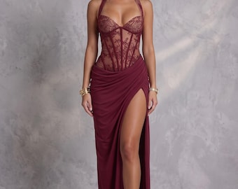 Bordeauxrode maxi-jurk met korset, avondjurk met kanten bustier, galajurk met hoge split, geplooide zeemeerminjurk, strapless jurk voor een bruiloftsgast