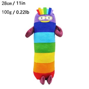 K&ouml;nnte beinhalten: Ein farbenfrohes Pl&uuml;schtier in Form eines l&auml;nglichen, rechteckigen Charakters. Das Spielzeug ist etwa 28 cm gro&szlig; und hat einen Regenbogen aus Farben, darunter Lila, Blau, Gr&uuml;n, Gelb, Orange und Rot. Es hat kleine Arme und F&uuml;&szlig;e.