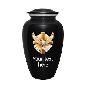 Puede incluir: Una urna funeraria negra con tapa plateada. El frente presenta un gráfico de una paloma blanca con las alas extendidas frente a una cruz marrón con un fondo de rayos de sol. Debajo del gráfico se encuentra el texto Your text here.