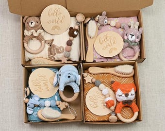 Cofanetto regalo personalizzato per neonato / Regalo per baby shower / Sonaglio all'uncinetto, spazzola per capelli in lana, biglietti per le tappe fondamentali della gravidanza / Regalo personalizzato per la neomamma
