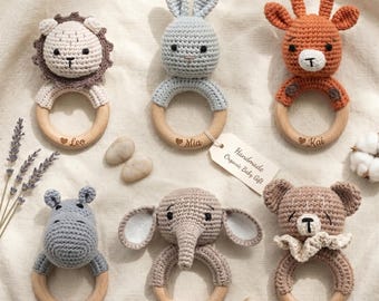 Handgemachte gehäkelte Tierrassel - Bio-Baumwolle, Naturholzring, personalisierte Namensgravur