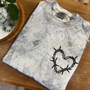 Camiseta con corazón de alambre de púas bordado, camiseta de manga corta con explosión de colores, camiseta tie-dye con colores cómodos, camiseta metalizada, camiseta alternativa para mujer