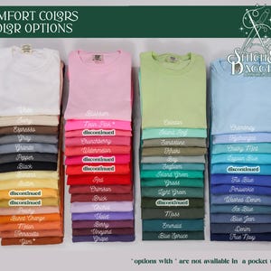 K&ouml;nnte beinhalten: Eine Tabelle mit T-Shirt-Farben, die von Stitch & Bagger Apparel Co. angeboten werden. Die Tabelle zeigt 18 Farben f&uuml;r die linke Spalte, 18 Farben f&uuml;r die mittlere Spalte und 18 Farben f&uuml;r die rechte Spalte. Die Farben sind in Stapeln gefalteter T-Shirts angeordnet. Der Text oben in der Tabelle lautet "Comfort Colors Color Options". Der Text unten in der Tabelle lautet "*options with * are not available in a pocket tshirt".