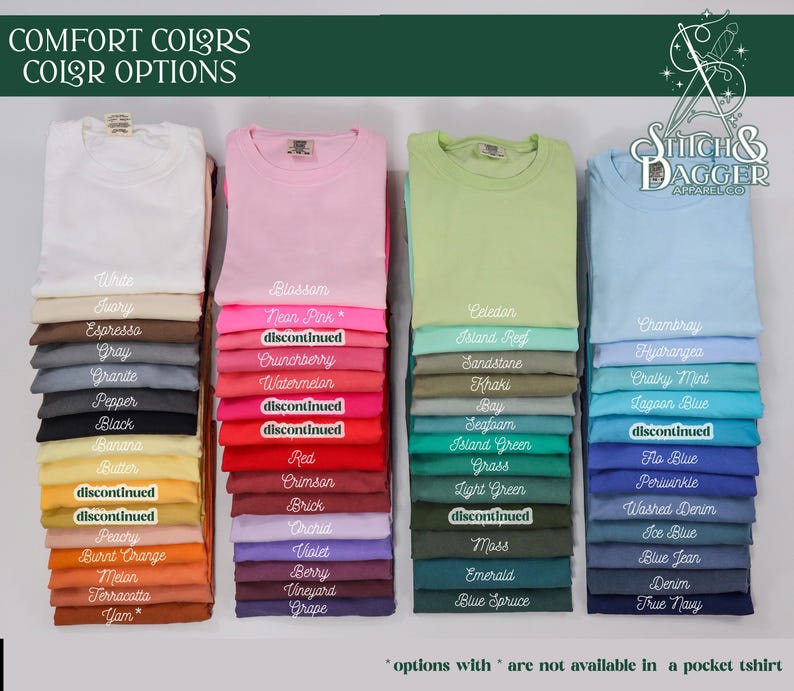 K&ouml;nnte beinhalten: Eine Tabelle mit T-Shirt-Farben, die von Stitch & Bagger Apparel Co. angeboten werden. Die Tabelle zeigt 18 Farben f&uuml;r die linke Spalte, 18 Farben f&uuml;r die mittlere Spalte und 18 Farben f&uuml;r die rechte Spalte. Die Farben sind in Stapeln gefalteter T-Shirts angeordnet. Der Text oben in der Tabelle lautet "Comfort Colors Color Options". Der Text unten in der Tabelle lautet "*options with * are not available in a pocket tshirt".