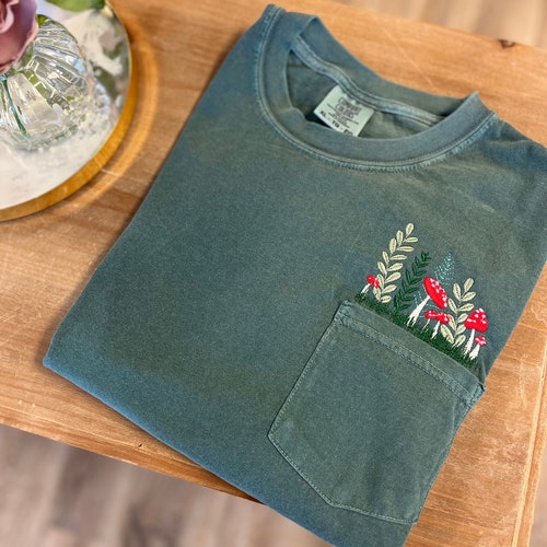 Camiseta con bolsillo de seta bordada - Camiseta Cottagecore Comfort Colors