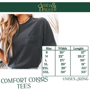 K&ouml;nnte beinhalten: Ein schwarzes Unisex-T-Shirt mit einer Tasche auf der linken Seite. Das T-Shirt ist aus einem weichen, bequemen Material gefertigt. Gr&ouml;&szlig;entabelle: S (20 Zoll Breite, 27 Zoll L&auml;nge), M (22 Zoll Breite, 28,5 Zoll L&auml;nge), L (24 Zoll Breite, 30 Zoll L&auml;nge), XL (26 Zoll Breite, 31 Zoll L&auml;nge), 2XL (28 Zoll Breite, 33 Zoll L&auml;nge), 3XL (30 Zoll Breite, 33 Zoll L&auml;nge).