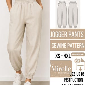 Pode incluir: Calças de jogging bege com cintura elástica e punhos elásticos. A imagem inclui um molde de costura para calças com bolsos embutidos, rotulado com tamanhos XS-4XL, US2-US16 e instruções para formatos A0, A4 e carta da Mirelle Pattern Studio.