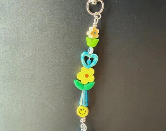 Llavero/Colgante para bolso; Cara feliz, flores y corazón hechos con cuentas de cerámica de colores.