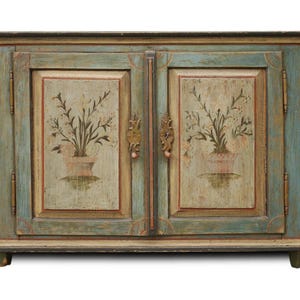 Consola antigua pintada a mano con motivos florales, cómoda rústica de madera maciza, armario de cocina y almacenamiento de estilo folclórico vintage.