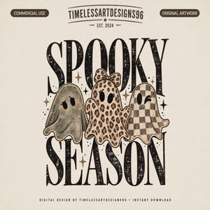 Może przedstawiać: Cyfrowy projekt graficzny z napisem SPOOKY SEASON czarną, postarzaną czcionką. W centrum znajdują się trzy duszki: jeden beżowy, jeden w panterkę z kokardką oraz jeden w szachownicę. Całość otaczają małe gwiazdki.