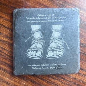 Gegraveerde leisteen onderzetter | Bijbeltekst wapenrusting Gods, evangelie van de vrede