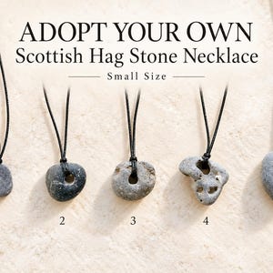 Op de afbeelding: Vijf kettingen met kleine, grijskleurige Schotse hagstones met natuurlijke gaten, hangend aan dunne zwarte koorden. Boven de genummerde stenen staat de tekst ADOPT YOUR OWN Scottish Hag Stone Necklace Small Size. De stenen hebben diverse vormen.