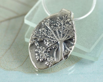 Hanger met geïmplanteerde bloem, sterlingzilveren sieraden met wilde bloemen