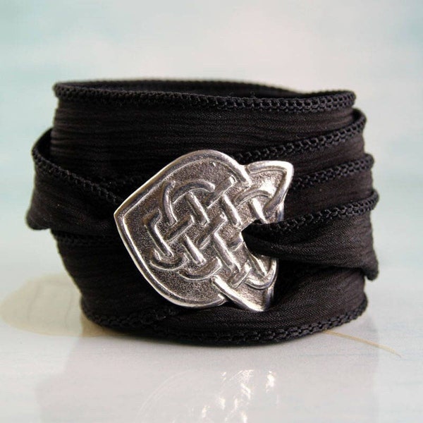 Bracelet celtique en argent avec motif tressé sur ruban de soie
