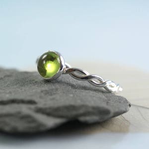 Hammered Twist Ring - Silver with Smooth Peridot Gemstone 6mm - Gem Ring | Peridot Ring | Stacking Ring | Silver Ring | Girlfriend Gift