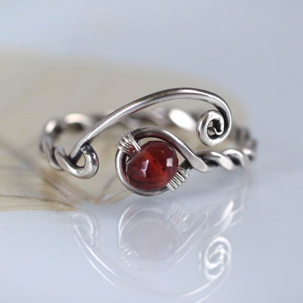 Granaat Twist Ring - Viking stijl rustieke sieraden. Zilver met dieprode gefacetteerde granaatkraal Keltische ring