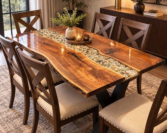 Table de luxe en bois massif à bords naturels | Table de salle à manger sur mesure en résine époxy transparente effet galets