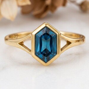 14k massief gouden zeshoekige ring met turquoise saffier, verlovingsring met gespleten band, ring met geometrische zetting, art deco ring met blauwe edelsteen voor vrouwen