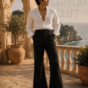 Könnte beinhalten: Ein weißes langärmeliges Hemd mit offenem Kragen und eine schwarze hoch taillierte Hose mit ausgestelltem Bein. Der Text CASTELIO CRAFT ist in der oberen rechten Ecke zu sehen. Das Hemd ist in die Hose mit weitem Bein eingesteckt.