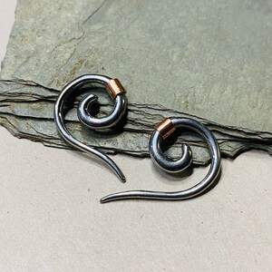 Set di 2 orecchini a spirale con perline in rame da 12 g - Orecchini a spirale con perline - Orecchini calibrati