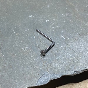 Piercing nasal ASTM F136 de titanio - Circonita cúbica transparente de 2,5 mm, calibre 20G o 18G - Cola corta o larga